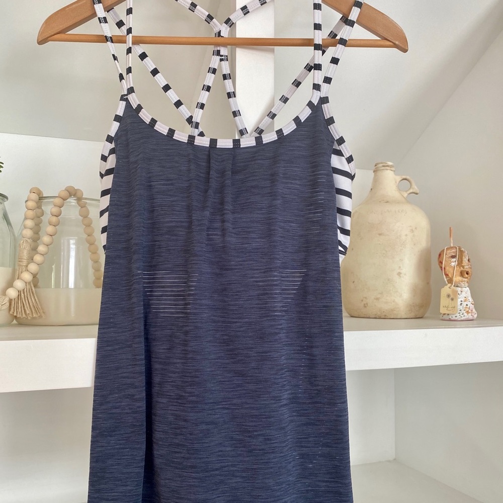 Athleta workout top with built in bra.